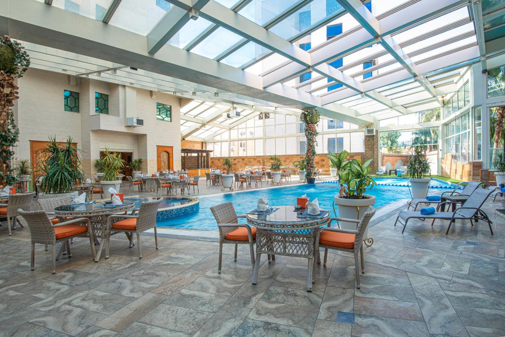 Bristol Hotel Amman Exterior foto The pool at the hotel