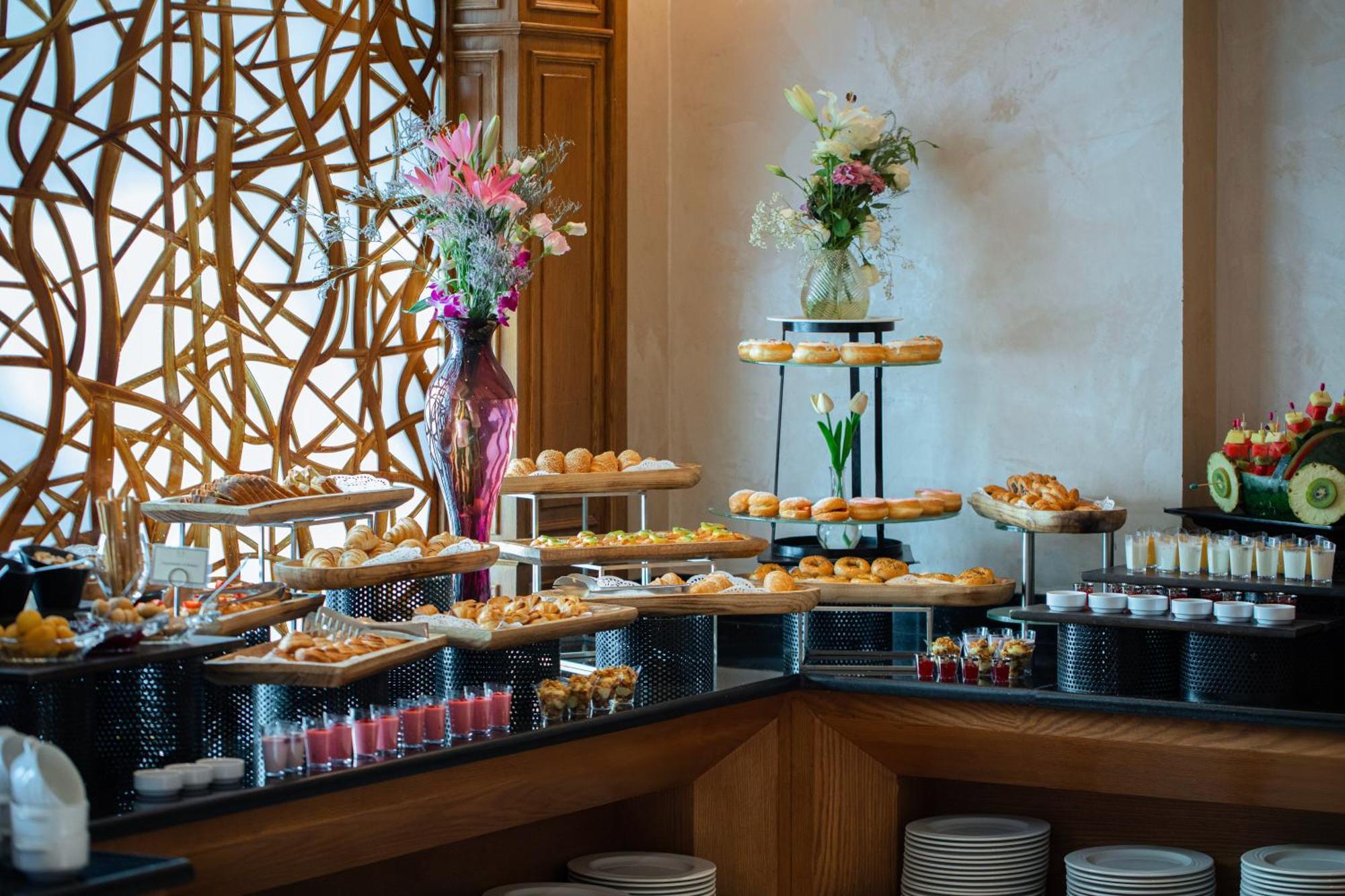 Bristol Hotel Amman Exterior foto A dessert buffet