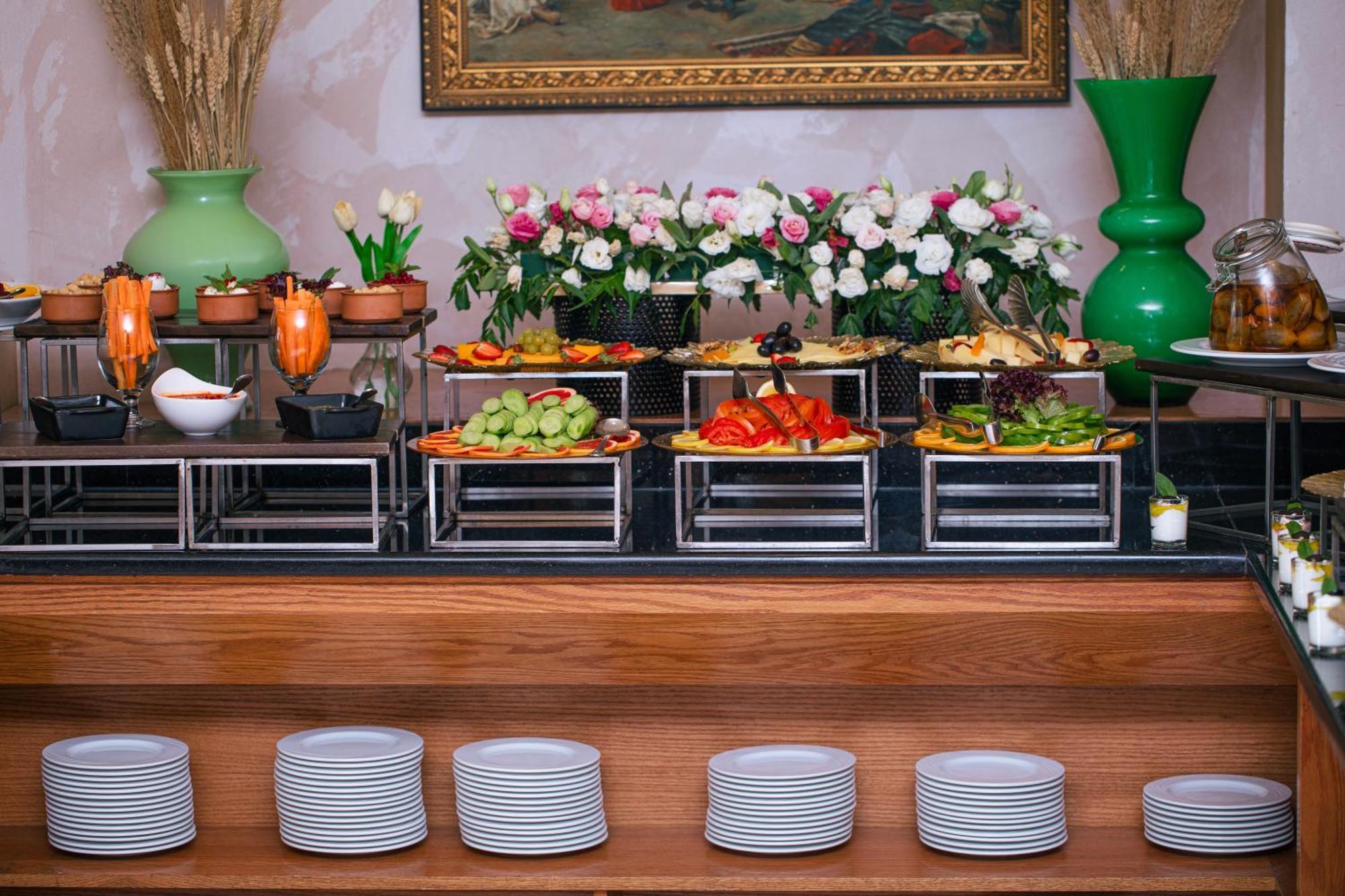 Bristol Hotel Amman Exterior foto A buffet