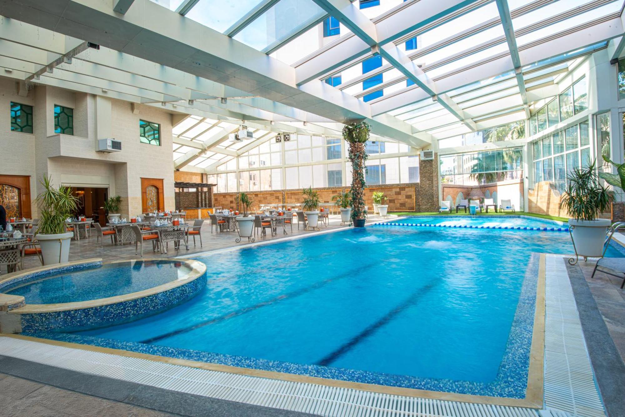 Bristol Hotel Amman Exterior foto The swimming pool at the hotel