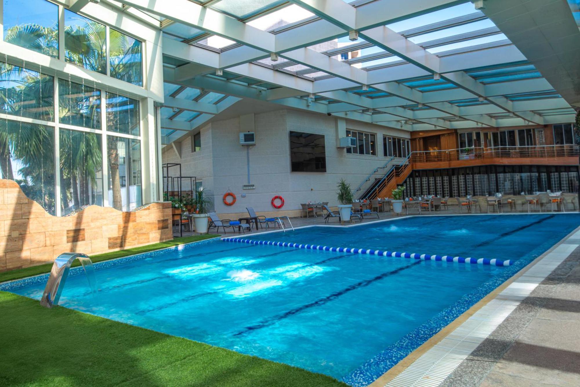 Bristol Hotel Amman Exterior foto Swimming pool